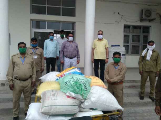 Rural sweepers' union and Bharatiya Mazdoor Sangh donated drought rations to the Corona Relief Fund